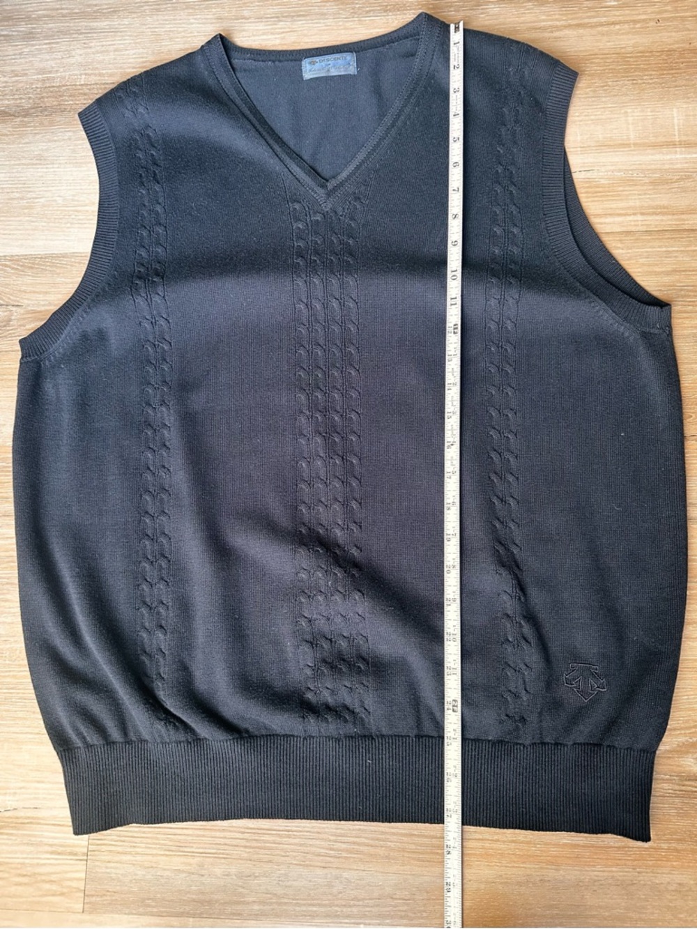 Vintage Descente International Collection Men's Black Cable Knit V-Neck Sweater - Picture 7 of 9